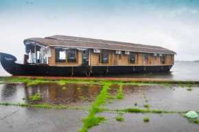 4-BR houseboat with Wifi , by GuestHouser